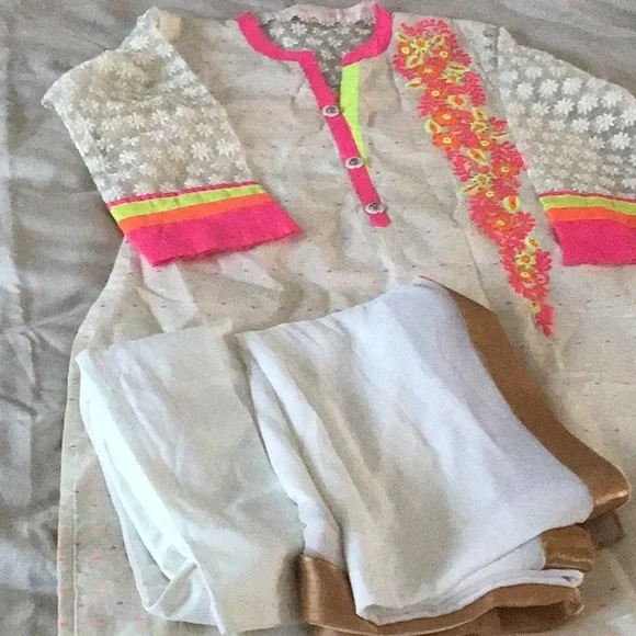 Ladies shalwar kameez - Picture 1 of 4